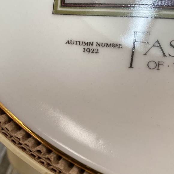 4 Collectible Plates FASHIONS OF THE HOUR - Marshall Field's 2002 - Picture 7 of 9